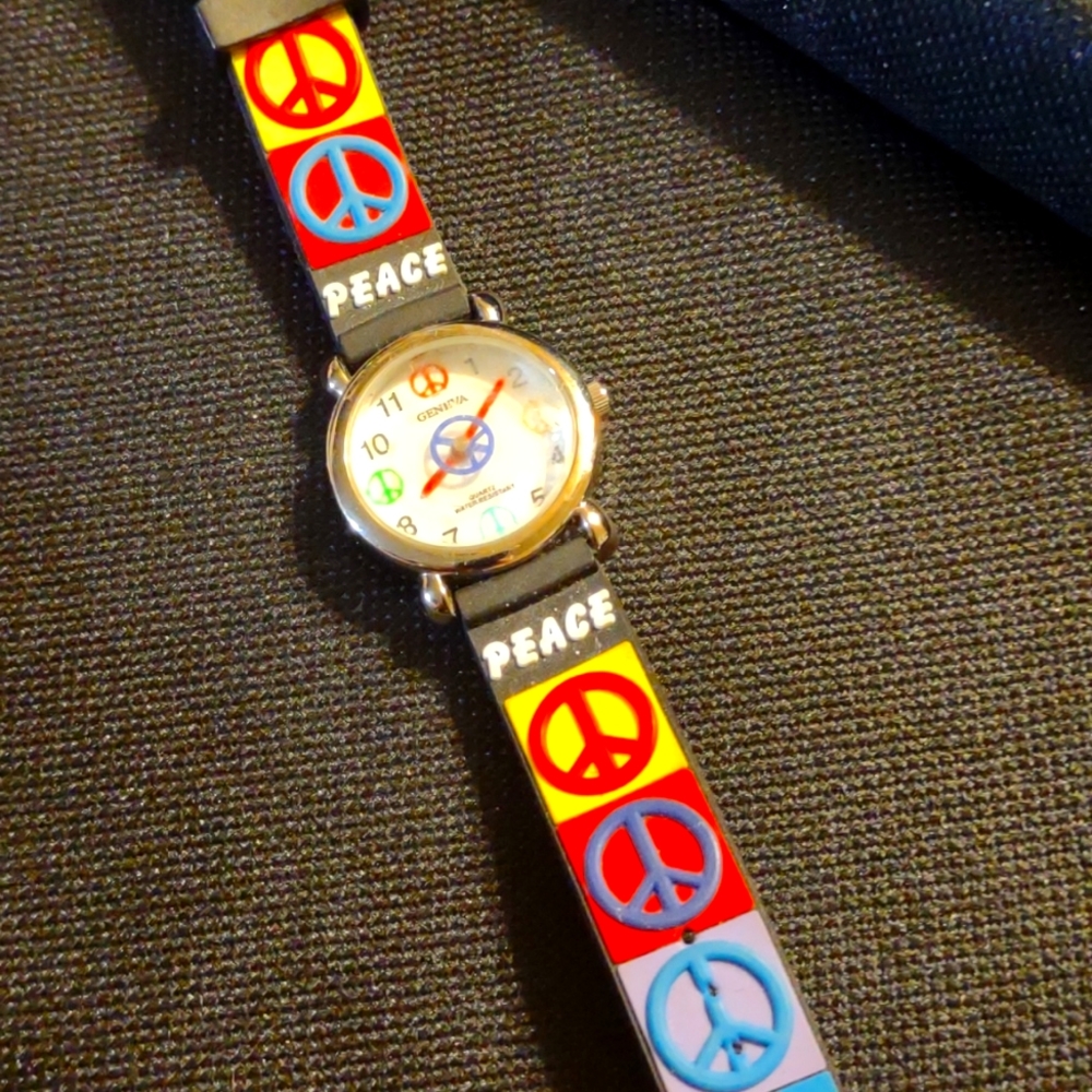 Beautiful Geneva peace watch nwot
